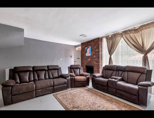 2 BEDROOM TOWNHOUSE FOR SALE IN WINDSOR WEST
